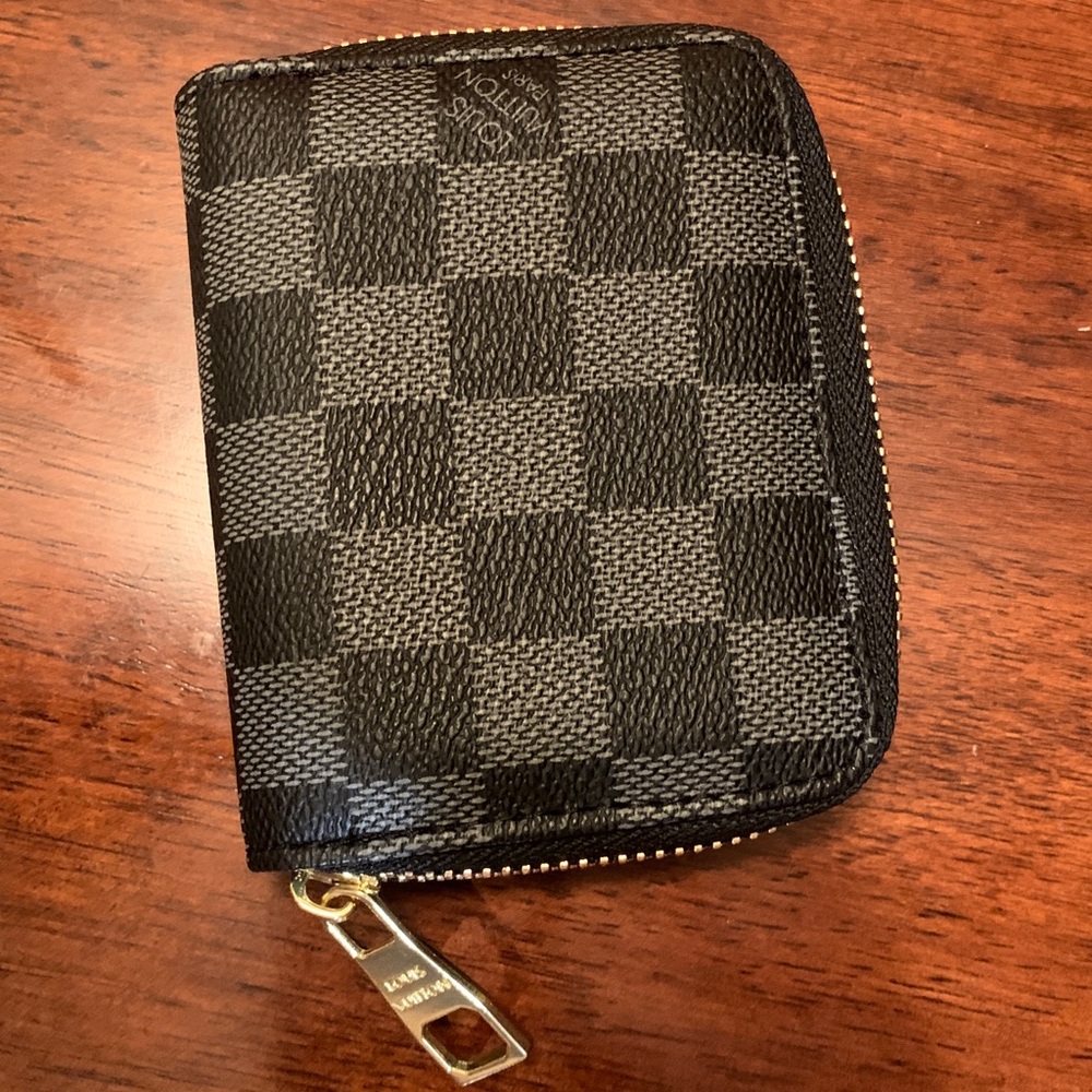Brand new rare and collectible compacted Louis Vuitton unisex credit card holder - Picture 7 of 17
